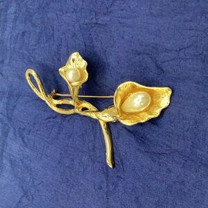 Art Nouveau Gold toned Calla Lilly w/ Faux Pearls Costume Brooch